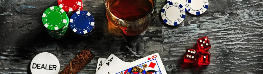 Une table de jeu avec des jetons un cigare et un whisky pour se préparer à jouer sur les meilleurs casinos en ligne.